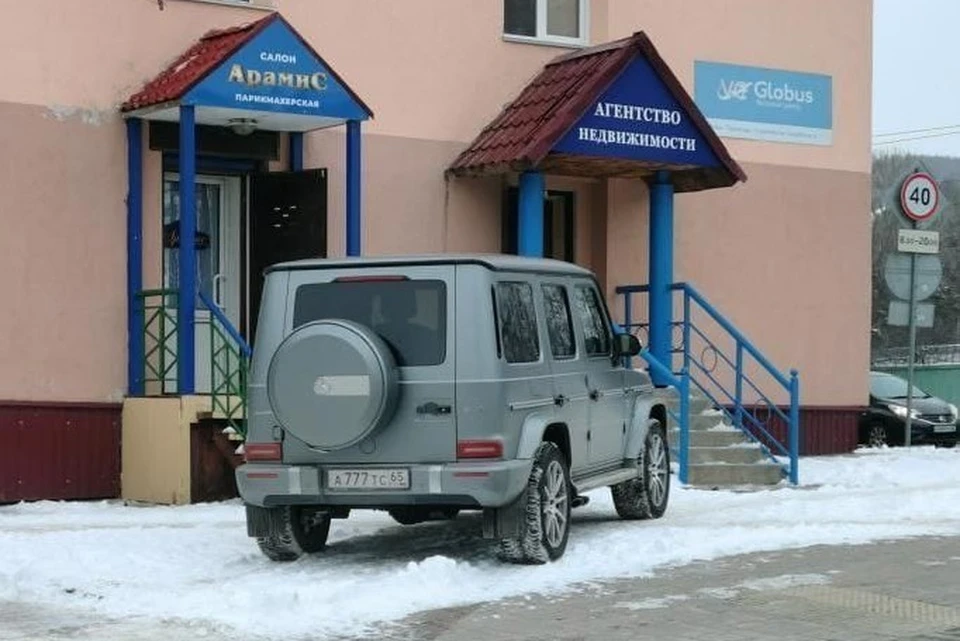 «Mercedes-Benz», нарушивший правила парковки в Южно-Сахалинске. Фото предоставлено ТГК "ЧП - Сахалин"