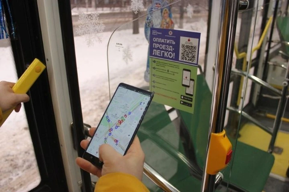 Приложение связывается с датчиком в салоне транспорта по Bluetooth, выводит данные по маршруту трамвая или троллейбуса и предлагает оплатить проезд. Фото: пресс-служба "Метроэлектротранса"