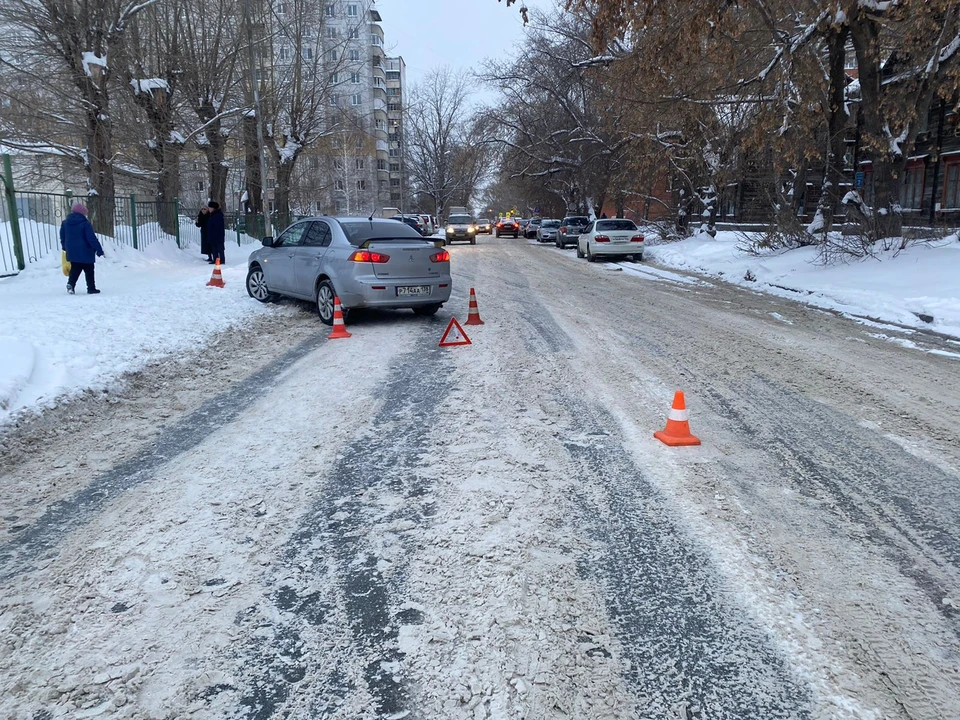 Парня сбила женщина на японской иномарке. Фото: пресс-служба ГИБДД по Новосибирской области