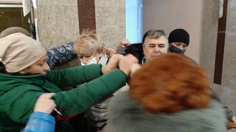 Охранники не пустили протестующих на депутатское заседание. Фото: Валентина Волкова