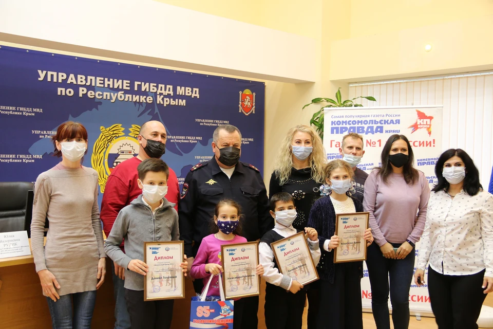 Активные участники были награждены ценными подарками от «Комсомолки» и УИГБДД по республике Крым