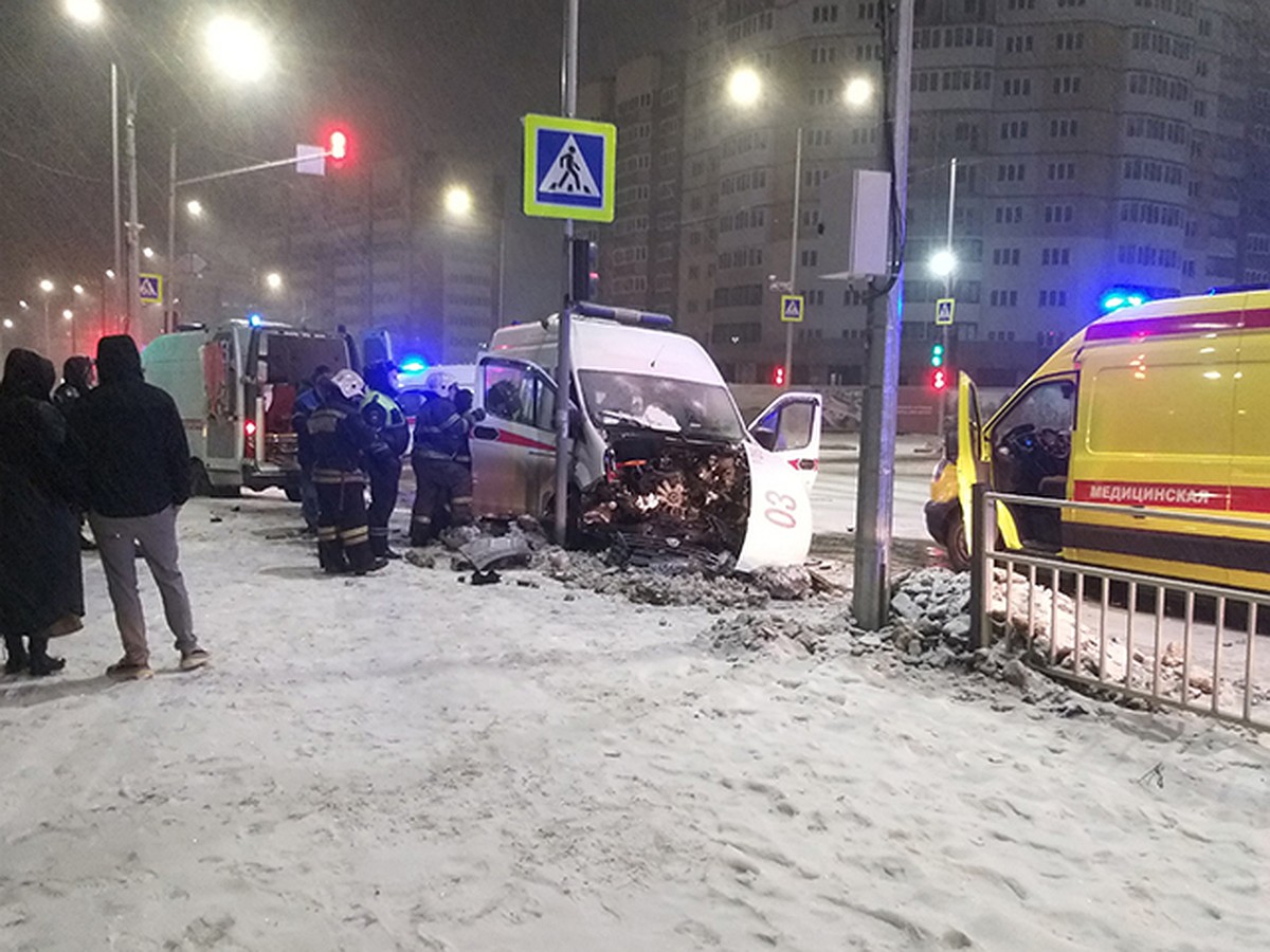 В Брянске на улице Советской столкнулись скорая помощь и внедорожник - KP.RU