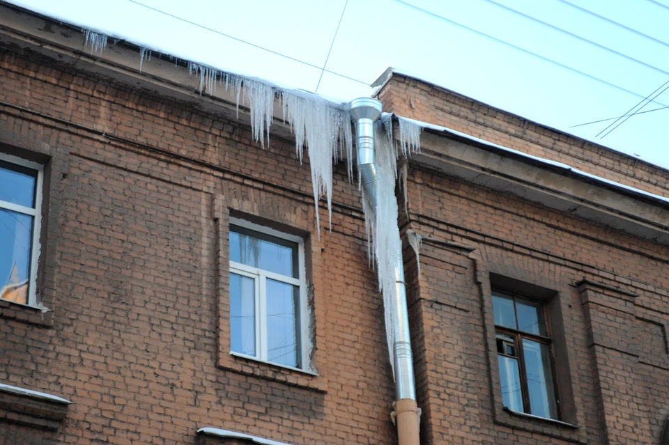 На 73-летнюю пенсионерку упала глыба льда в Петербурге