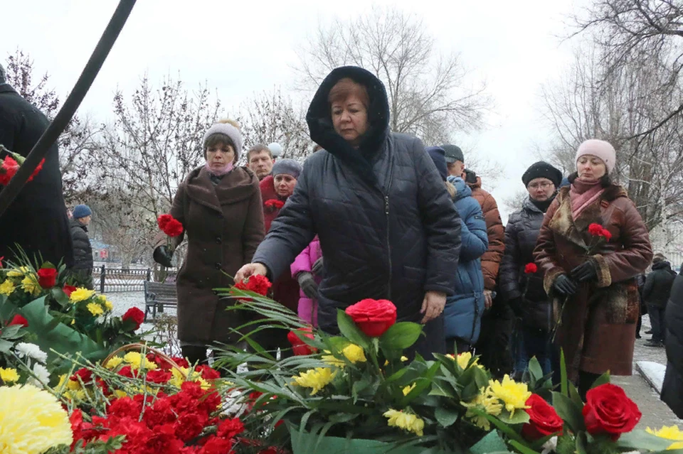 Присутствующие почтили память усопших минутой молчания и возложили цветы к мемориалу «Памяти погибших энергетиков». Фото: mintek-dnr.ru