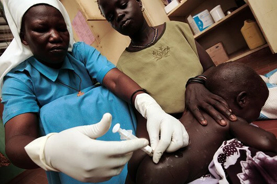 Каждый год в Африке более 260 тысяч детей умирают от малярии. В октябре ВОЗ рекомендовала к применению первую вакцину от малярии для детей