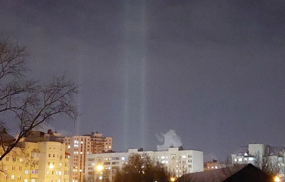 Гало световые столбы. Северное сияние эффект гало. Гало световые столбы. Белые столбы в небе. Световые столбы в спб природное явление.