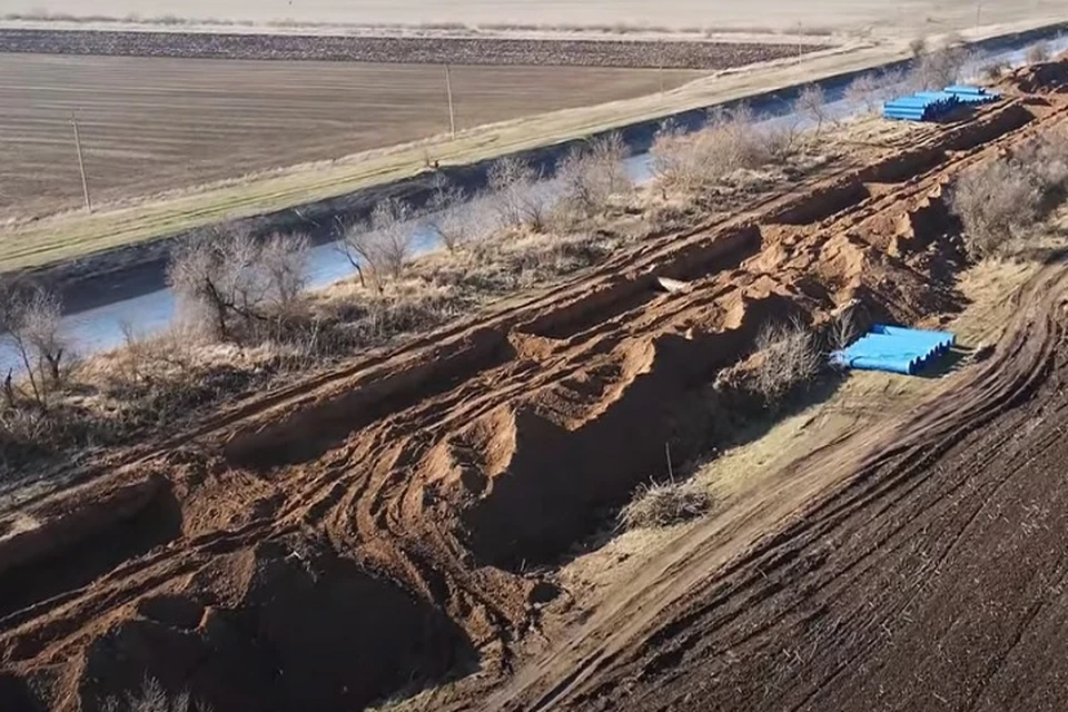 Новый тракт водоподачи строят параллельно руслу Северо-Крымского канала. Фото: скрин из видео Igor Korsakov.