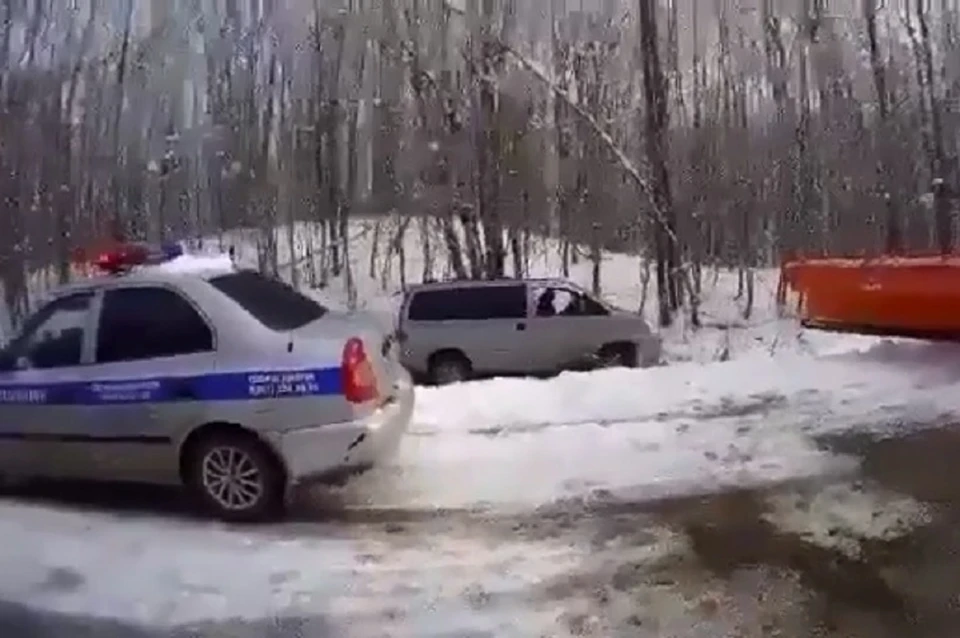 В автомобиле находились 6 человек. Фото: скрин видео