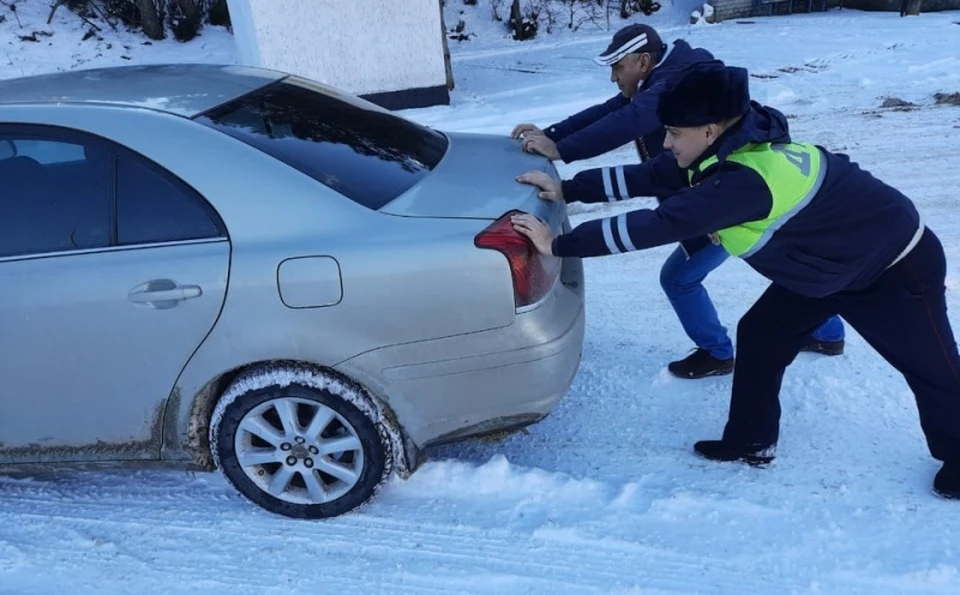Сотрудники ГИБДД помогают автомобилистам на заснеженных дорогах. Фото: пресс-служба МВД по РК