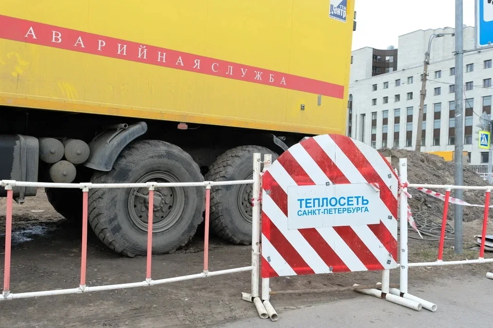 В двух районах Петербурга, где часть жилых домов остались без тепла, усиленно работают аварийные бригады.