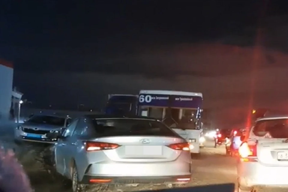 В Новосибирске иномарка столкнулась с автобусом. Фото: "АСТ-54".