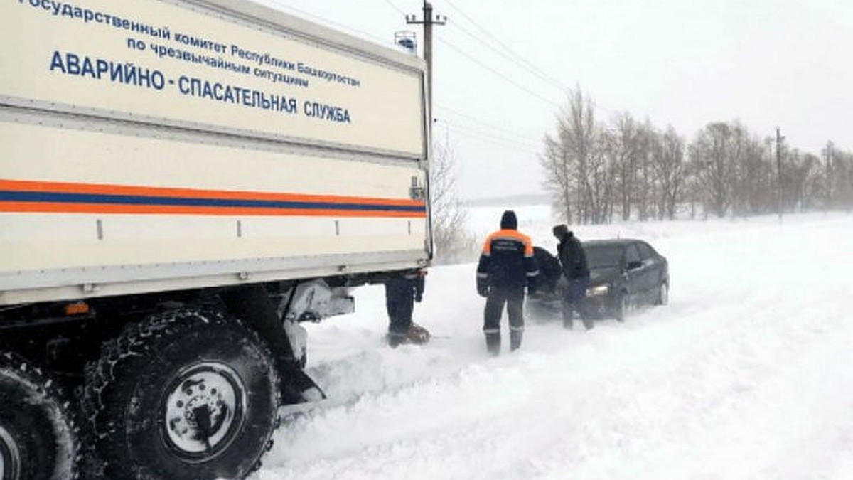 В Башкирии из-за сильной метели в «снежном плену» на трассе оказались 33  автомобиля - KP.RU