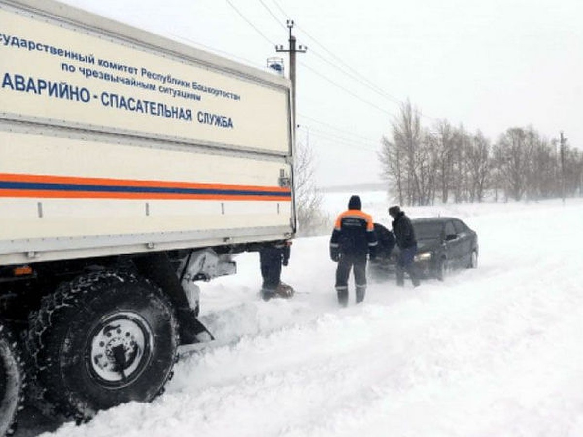 В Башкирии из-за сильной метели в «снежном плену» на трассе оказались 33  автомобиля - KP.RU