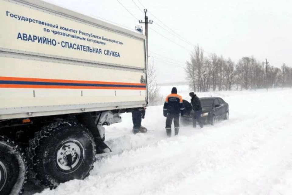 Спасатели из госкомитета Башкирии по ЧС организовали пункт обогрева для застрявших автомобилистов и их пассажиров