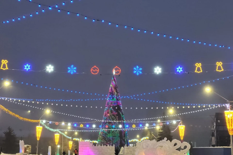 Традиционно, главная елка Барнаула находится на площади Сахарова
