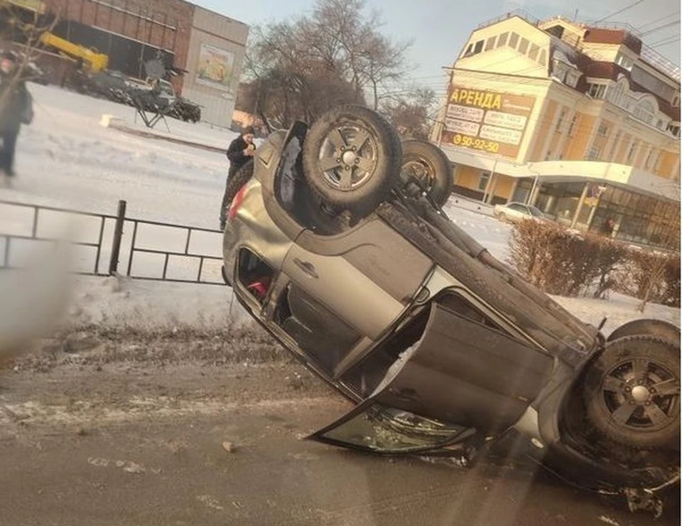 Аварии 2021 фото. Перевернутый автомобиль. ДТП В Омске вчера на Маркса.