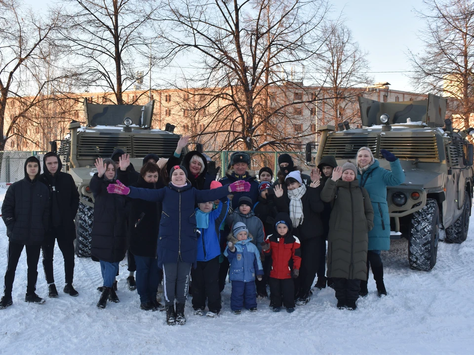 Военные покатали всех детей на бронеавтомобилях / Фото: пресс-служба ЦВО