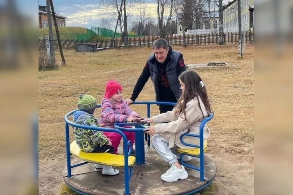 В этом году Дмитрий Махонин поздравил прикамцев с Днем отца и выложил в соцсети снимок со своими детьми. Фото: аккаунт в Jnstagram губернатора.