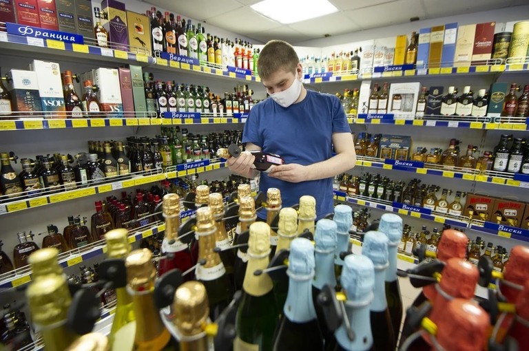 В регионах стали запрещать продажу спиртного перед новогодними праздниками