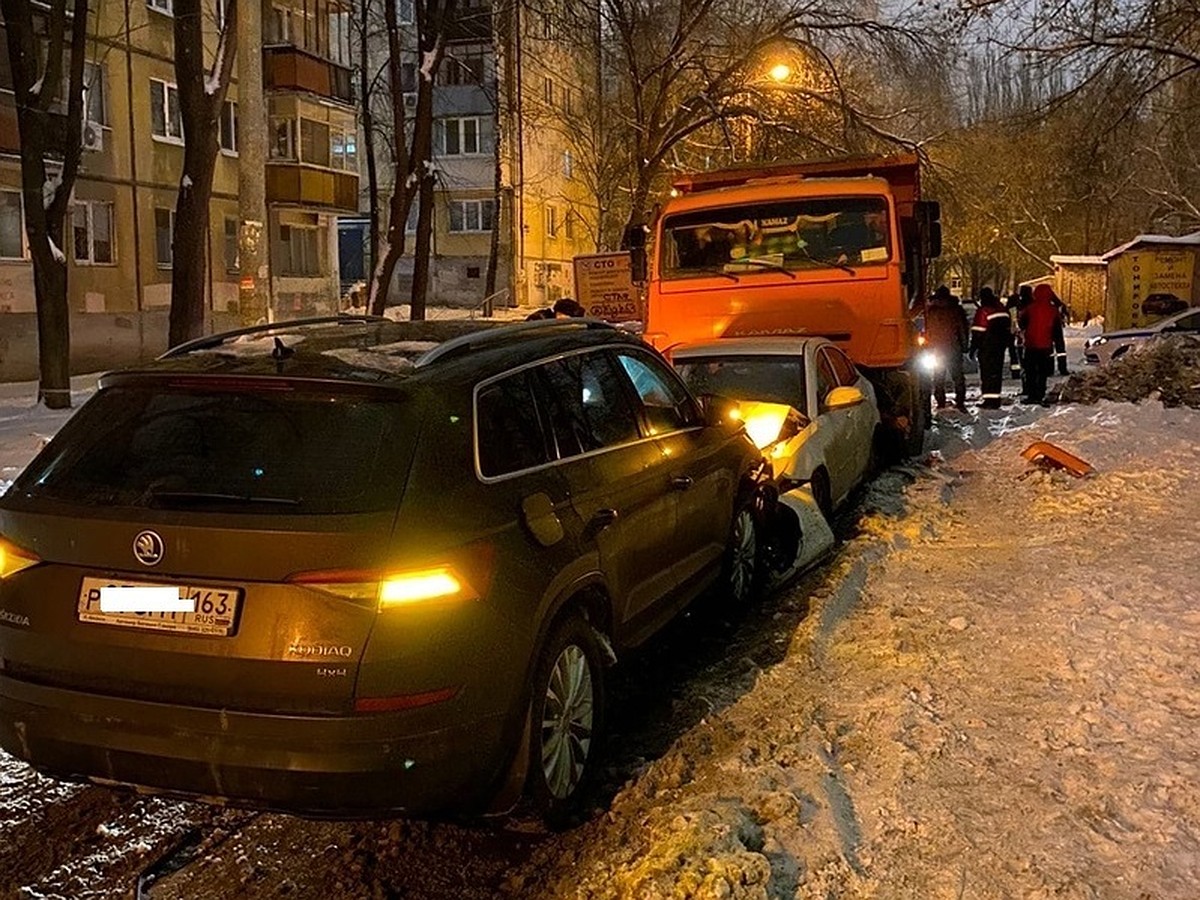 В Самаре на Карла Маркса пьяный полицейский врезался в припаркованную машину,  есть пострадавшие - KP.RU