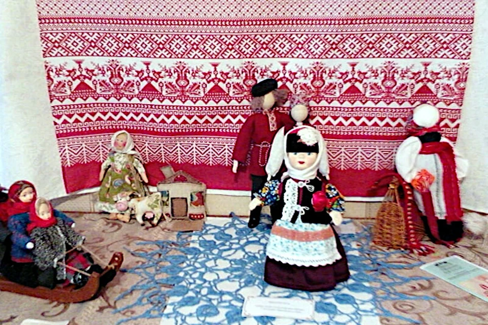 Некоторые из выставленных кукол.