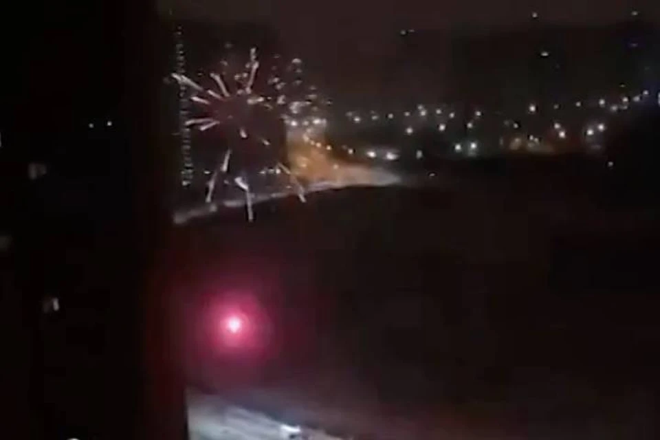 Мужчина устроил фейерверк на фоне горящей машины в Петербурге