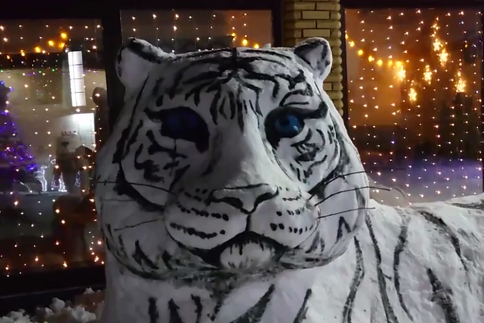 В Харцызске слепили огромного снежного тигра. Фото: Скрин из видео