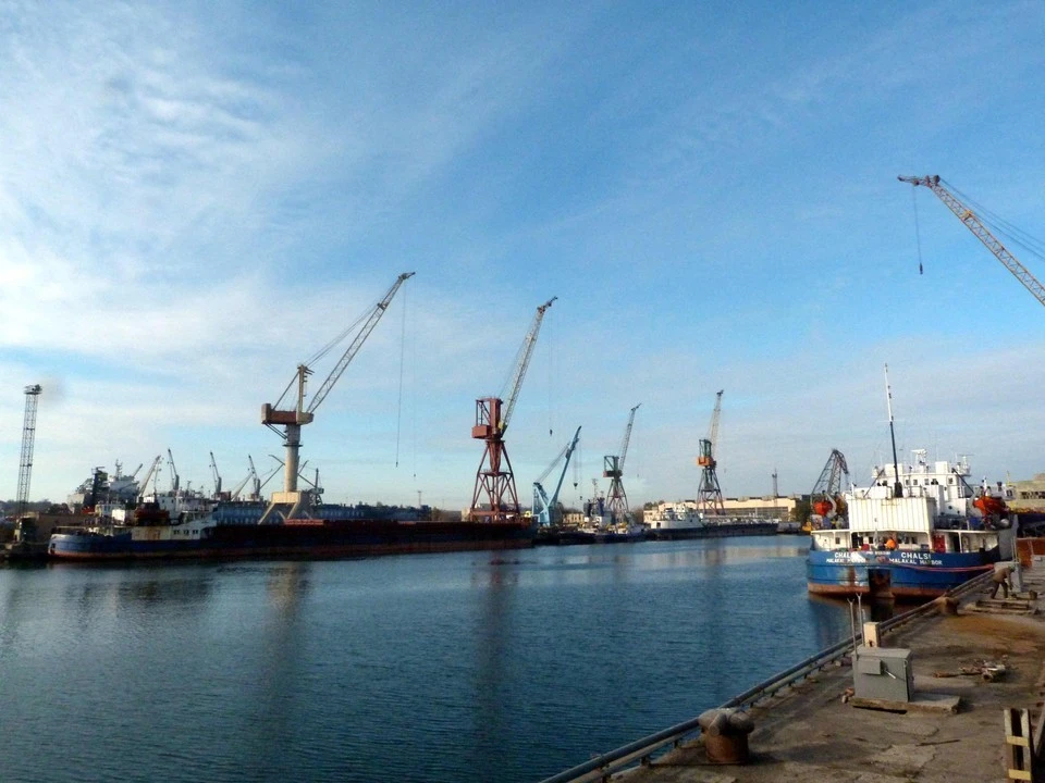 Российским судам теперь входить в украинские порты запрещено