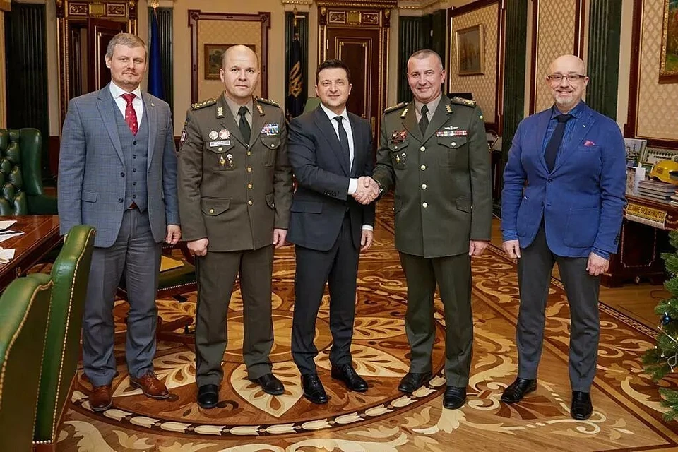 Пользователи высмеяли костюм главы Минобороны Украины Фото: офис президента Украины