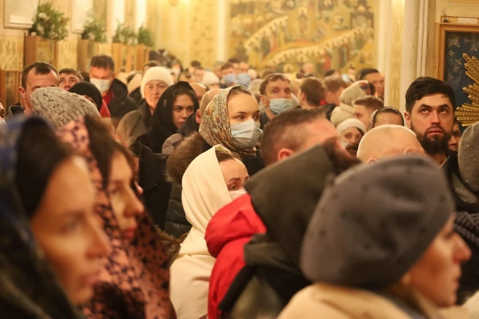 Верующие пришли на ночную службу. Фото: Пресс-служба Челябинской епархии