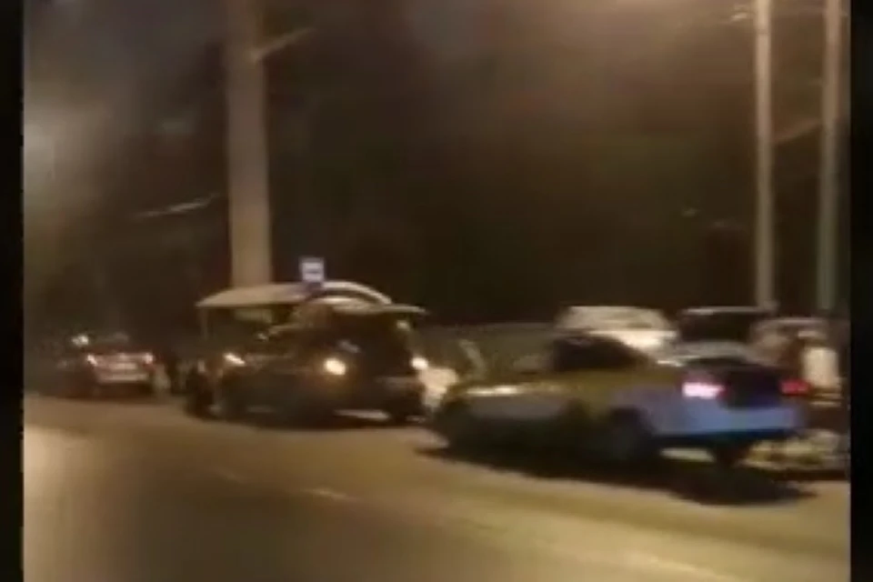 Более 50 автомобилей с проколотыми шинами встали в районе въезда в Балашиху Фото: кадр из видео