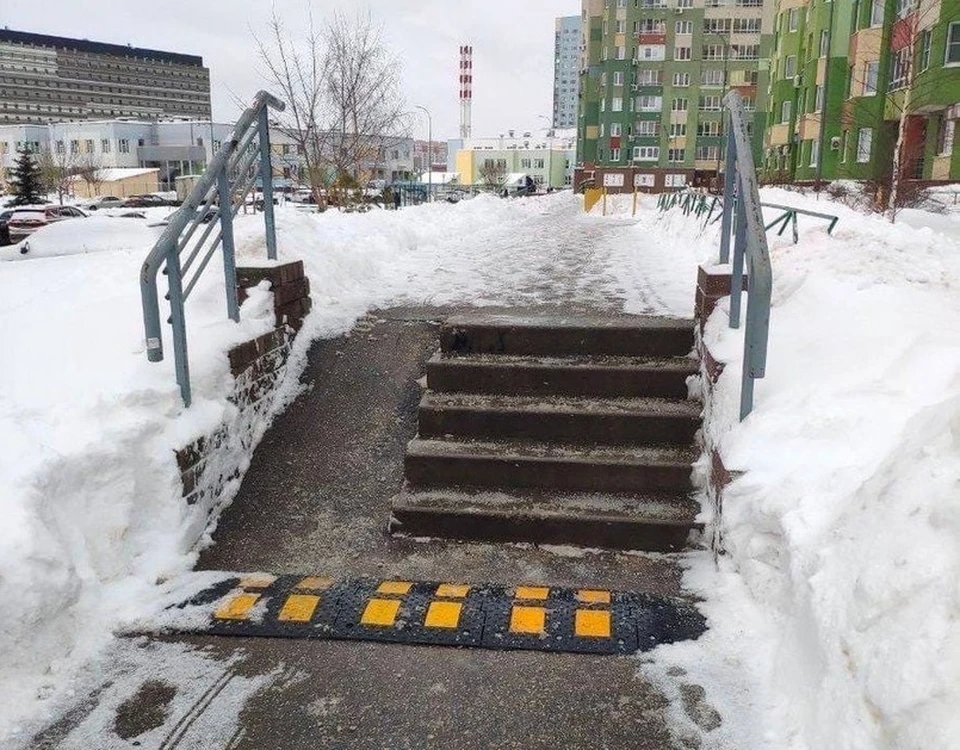 Нижегородцев возмутил лежачий полицейский перед пандусом в ЖК "Седьмое небо".