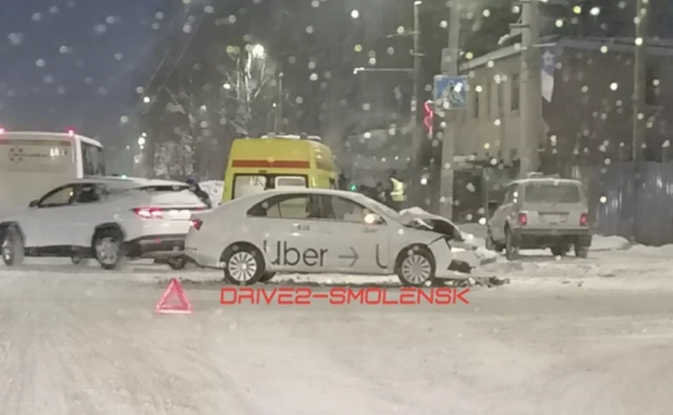 ДТП с участием такси произошло в Смоленске. Фото: «Drive2 Смоленск» в соцсетях.