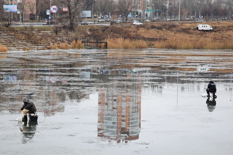 В слабые морозы опасно рыбачить на неокрепшем льду. Фото: МЧС ДНР