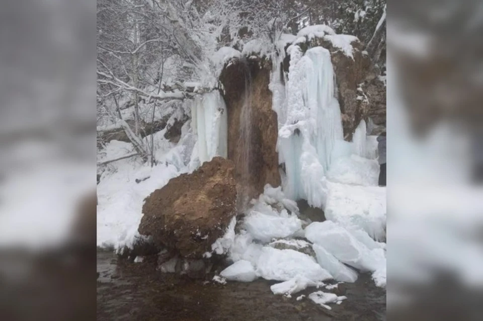 С лежащего на земле валуна раньше падала вниз вода. Фото: Наталья Михайлова.