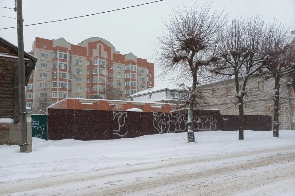 Законсервированная стройка на Щедрина: борьба за уже утраченный облик улицы или чей-то «шкурный» интерес?