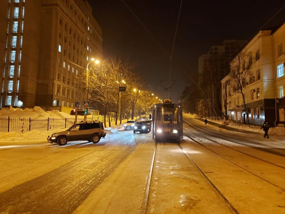 Трамвай протаранил иномарку в Хабаровске: есть пострадавший