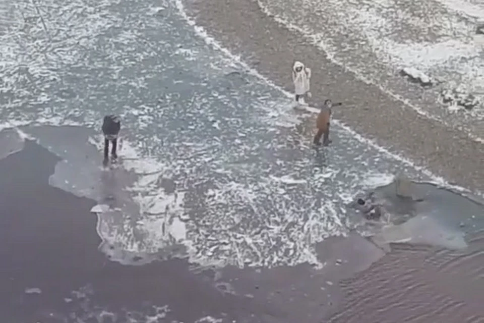 В Красноярске на Абаканской протоке школьник провалился в воду. Стоп-кадр видео