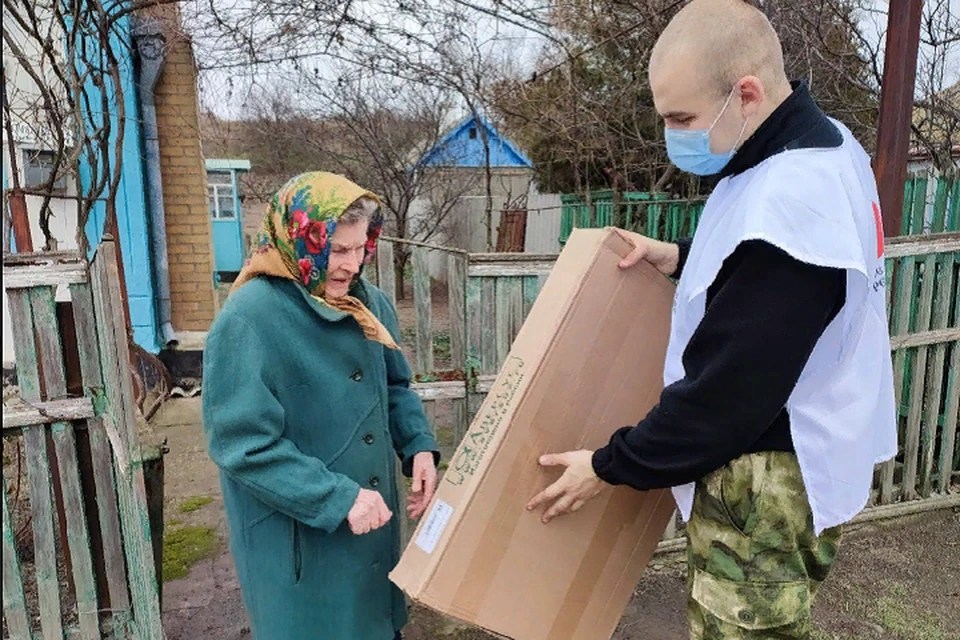 Всем нуждающимся волонтеры передали предметы медицинского назначения и облегчения быта. Фото: ОД «Донецкая Республика»