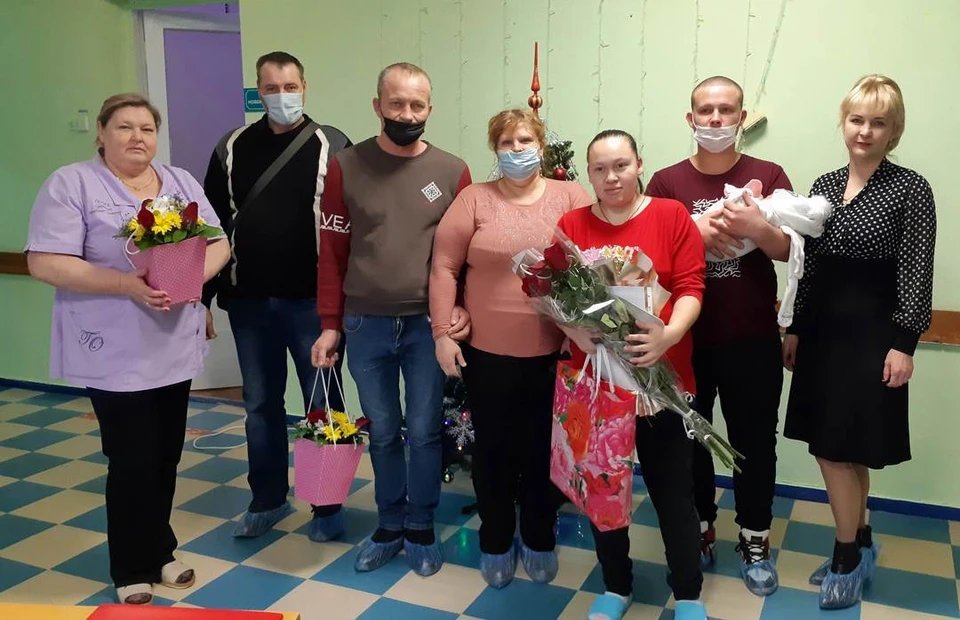 Счастливым семьям вручали памятные дипломы и подарки. Фото: пресс-служба Минюста Крыма