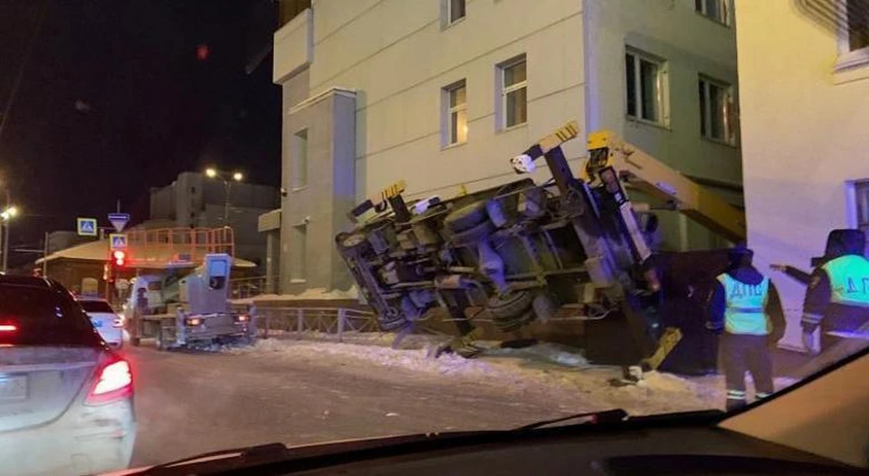 На упавшей автовышке в Тюмени пострадали рабочие.