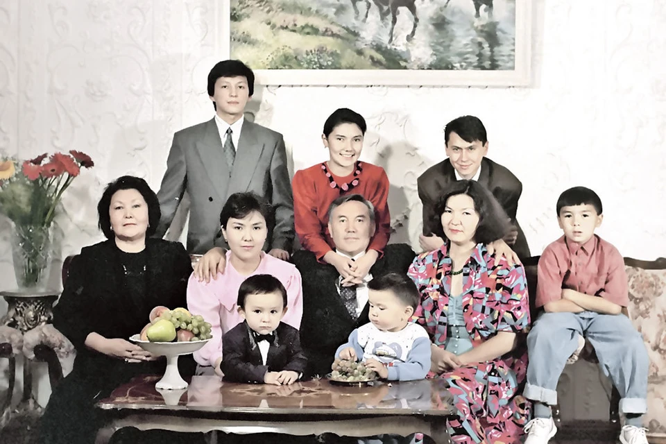 На фото - семья Нурсултана в те времена, когда он только формировал единоличную власть. С тех пор клан хозяев страны сильно разросся…