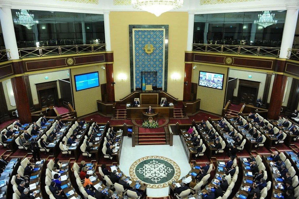 На первом заседании Парламента Казахстана новые министры принесли присягу