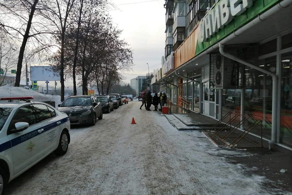 В Новосибирске неизвестный водитель сбил маму и малыша на санках. Фото: ГИБДД по Новосибирску.