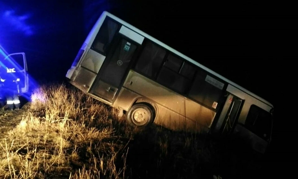Автобус вынесло на гололеде. Фото: МЧС РК