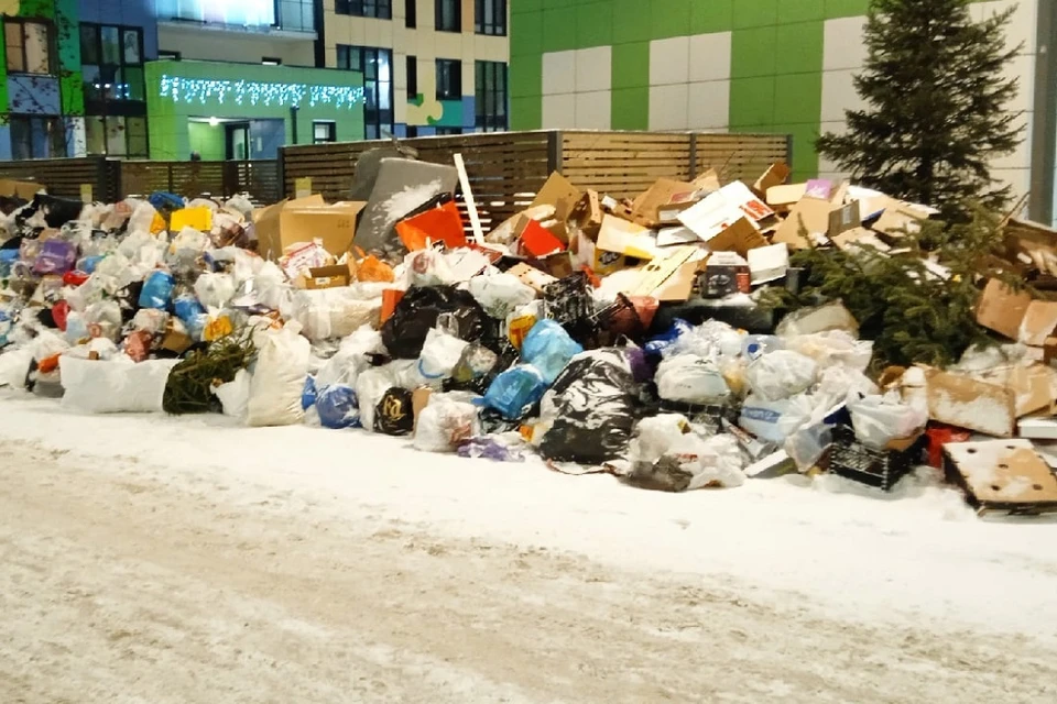 Жители комплекса «О’Юность» утопают в мусоре. Фото: предоставлено "КП-Петербург".