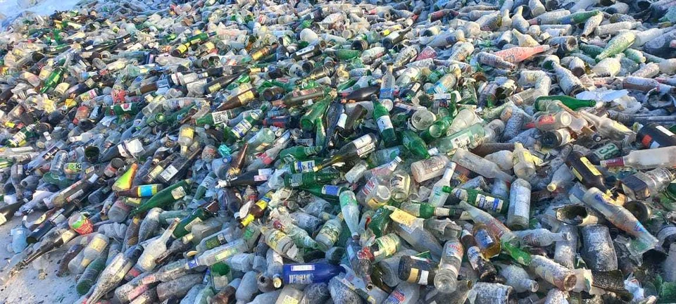 Бутылки от алкогольных напитков обычно выбрасывают в течение всего января. Фото: полигон ТБО