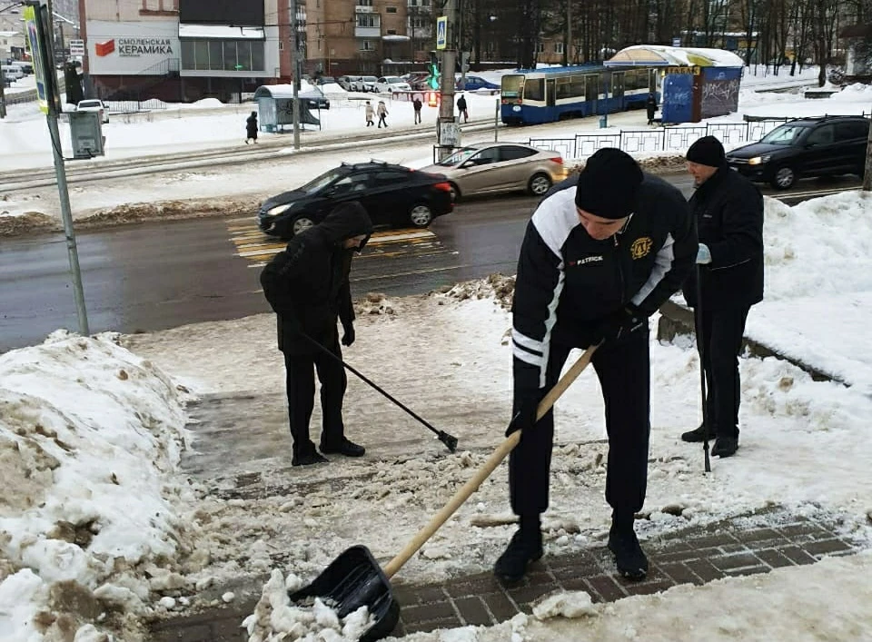 Коммунальные службы Смоленска обрабатывают улицы противогололедными средствами. Фото: пресс-служба администрации города Смоленска.