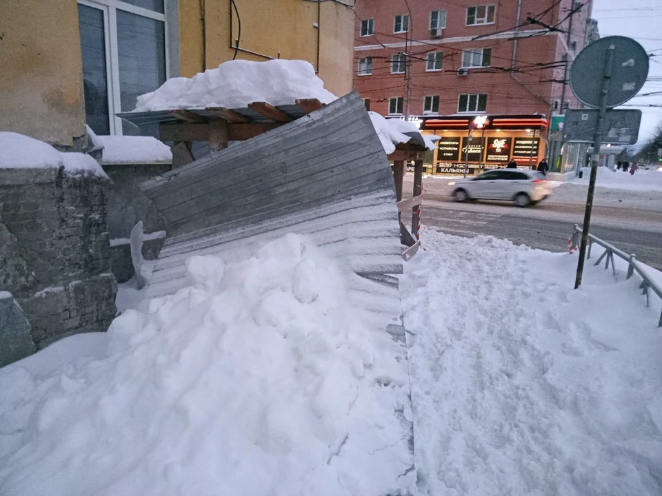 С крыши здания бывшего «кулька» в Рязани рухнула на тротуар огромная глыба снега. Фото: Дмитрий Лялин.