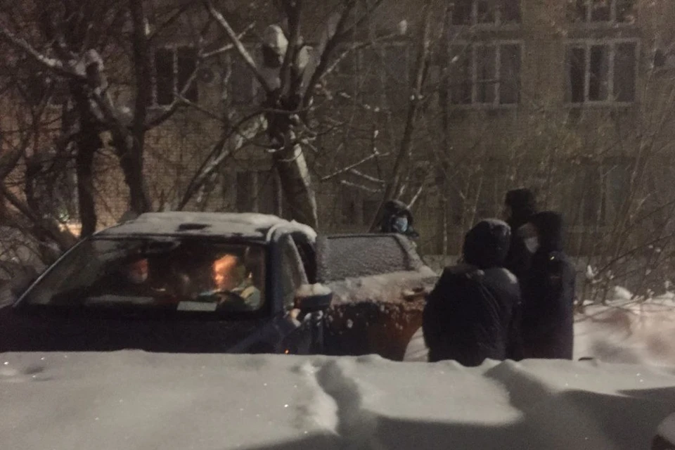 До глубокой ночи женщина защищала свой автомобиль от изъятия. Фото: Анастасия Колесникова